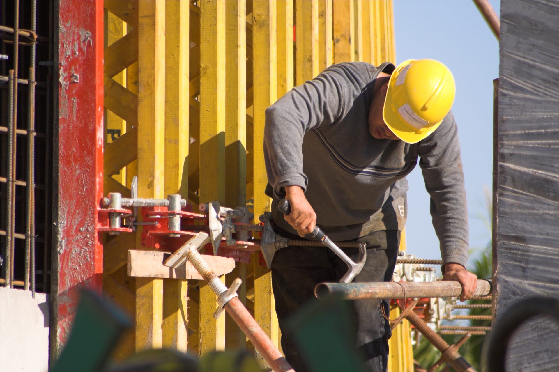 Bauarbeiter auf Baustelle bei Arbeit