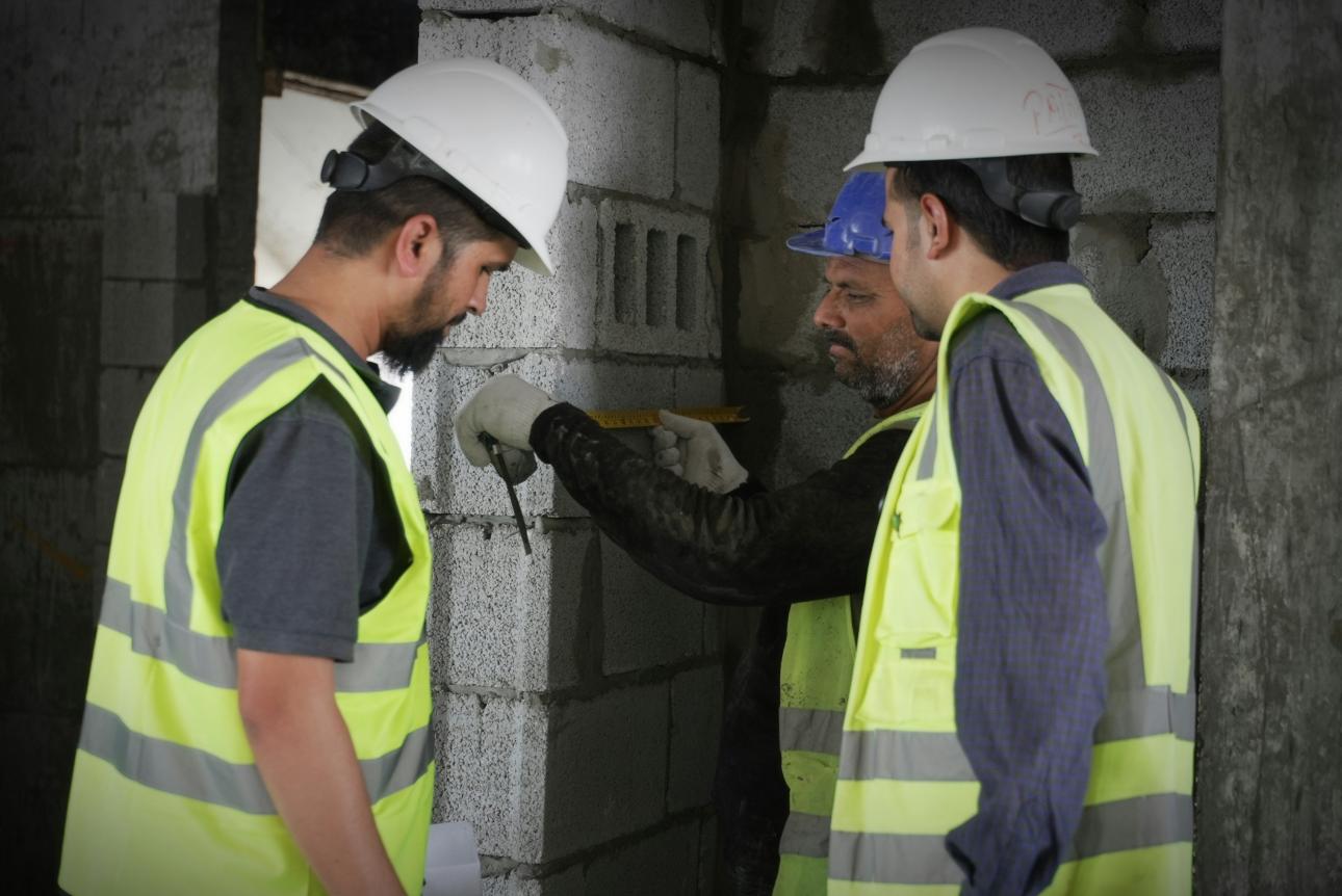 Bauarbeiter auf Baustelle bei Arbeit