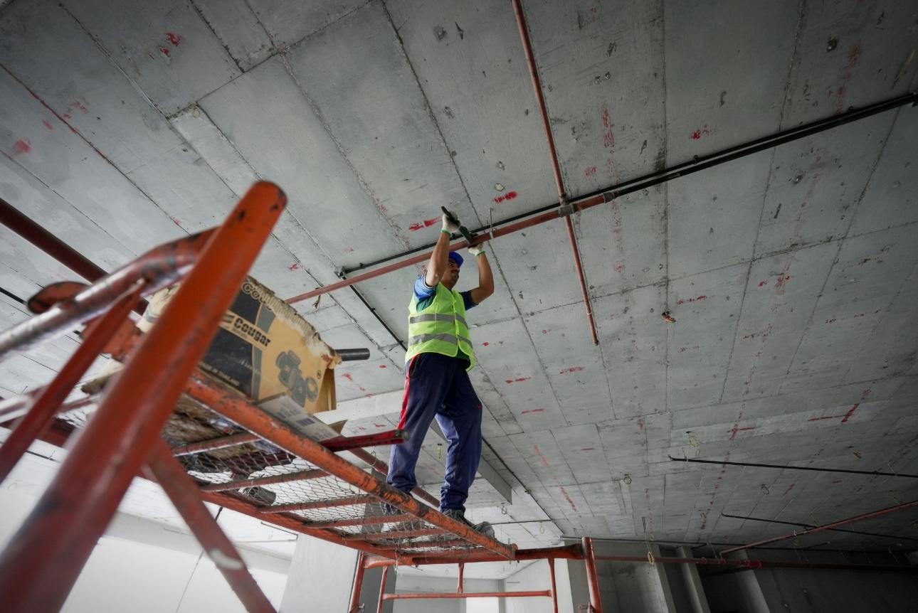 Bauarbeiter auf Baustelle bei Arbeit