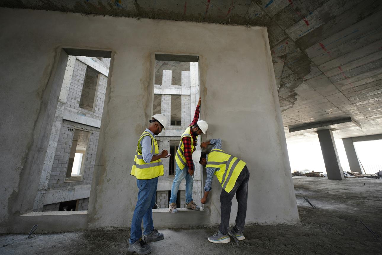 Bauarbeiter auf Baustelle bei Arbeit